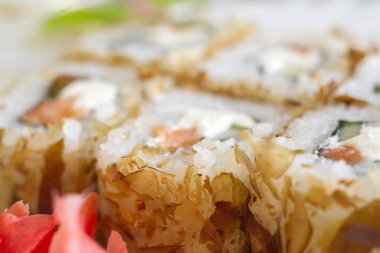 pirinç ve balık ve salatalık makro ile rulo