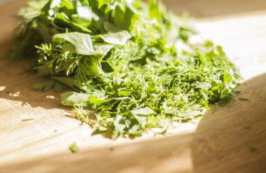 dilimlenmiş taze dereotu ve maydanoz