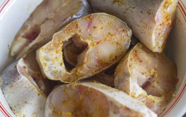 taze çiğ balık dilimlenmiş ve baharat ile turşusu