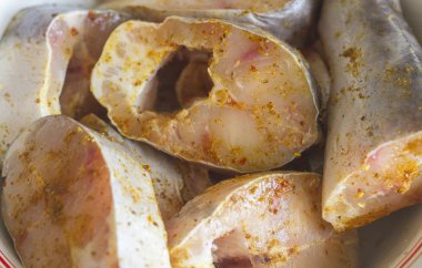 taze çiğ balık dilimlenmiş ve baharat ile turşusu