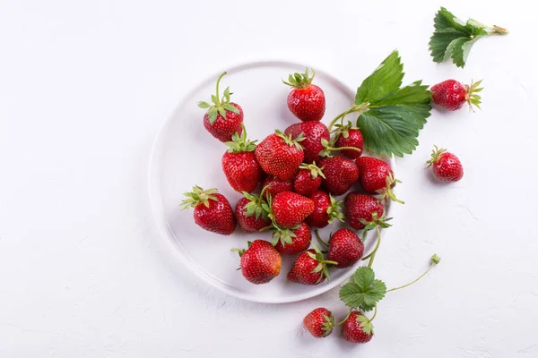 Fresh Red Strawberry Bowl Green Leaf White Background Top View — Stock Photo, Image