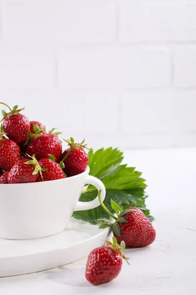 Fresh Red Strawberry Bowl Green Leaf White Background — Stock Photo, Image