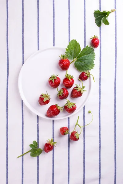 Fraise Rouge Fraîche Dans Bol Avec Feuille Verte Sur Fond — Photo