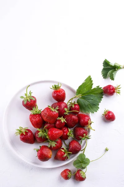 Fresh Red Strawberry Bowl Green Leaf White Background Top View — Stock Photo, Image