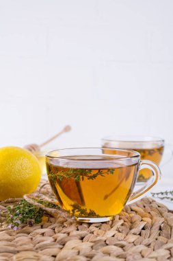 Cam fincan grup taze kekik ile aromatik bitkisel çay. Bitkisel içki.