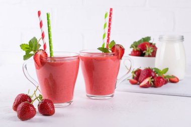 Çilek güler yüzlü veya milkshake cam Kupası'nda. Kahvaltı ve yemek için sağlıklı gıda
