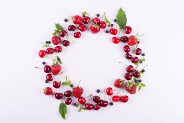 Yaz konsepti. Yat, görünümü, kopya alanı top. Çerçeve taze meyveler yaptı. Çilek, yaban mersini ve tatlı kiraz