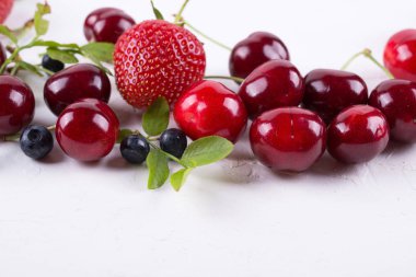 Yaz konsepti. taze çilek. Çilek, yaban mersini ve tatlı kiraz