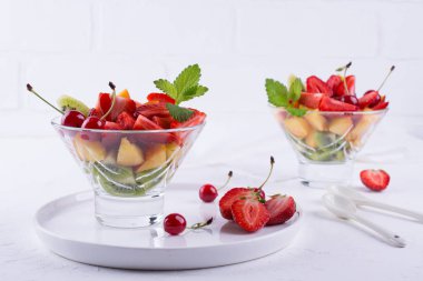 Meyve salatası, çilek, kivi ve kayısı. Taze ve lezzetli snack  