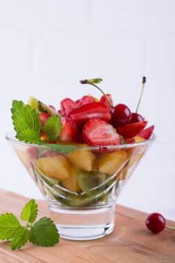 Cam kase renkli meyve salatası. Çilek, kivi ve kayısı