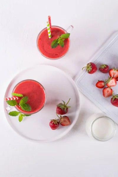 Erdbeer Smoothie Oder Milchshake Glasbecher Gesundes Essen Zum Frühstück Und — Stockfoto