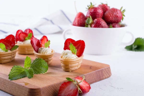 Süßes Hausgemachtes Gesundes Dessert Mit Frischkäse Und Erdbeeren — Stockfoto