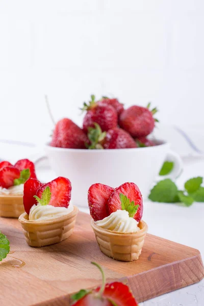 Frischer Und Schmackhafter Snack Mit Frischkäsefrüchten Und Beeren Erdbeerzeit — Stockfoto