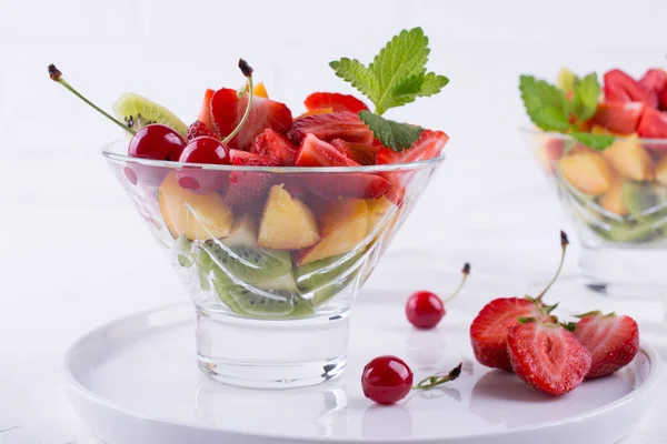 Bunter Obstsalat Der Glasschüssel Erdbeeren Kiwis Und Aprikosen — Stockfoto