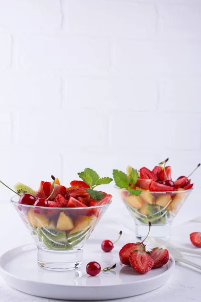 Bunter Obstsalat Der Glasschüssel Erdbeeren Kiwis Und Aprikosen — Stockfoto