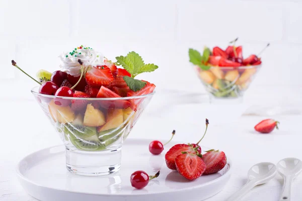 Obstsalat Mit Erdbeeren Kiwis Und Aprikosen Frischer Und Schmackhafter Snack — Stockfoto