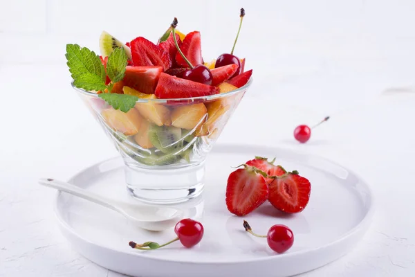 Frische Leckere Mischung Obstsalat Der Glasschüssel Auf Weißem Tischhintergrund Gesundes — Stockfoto