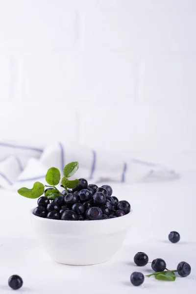 Blueberry Świeże Surowe Gospodarstwo Ekologiczne Biały Miska Białym Tle Miejsce — Zdjęcie stockowe