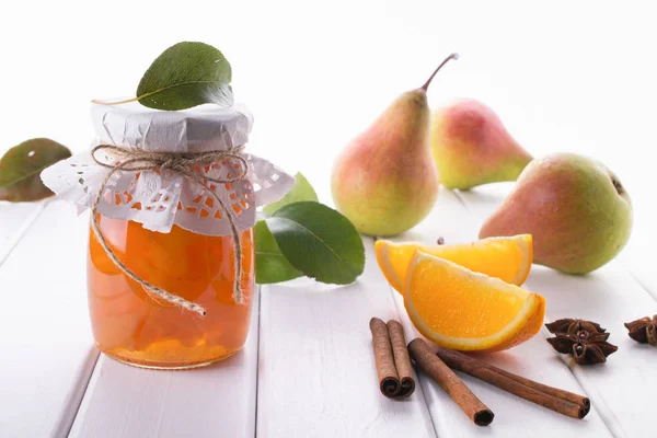 Kacang Pir Dan Oranye Dalam Toples Kaca Dengan Pir Matang — Stok Foto