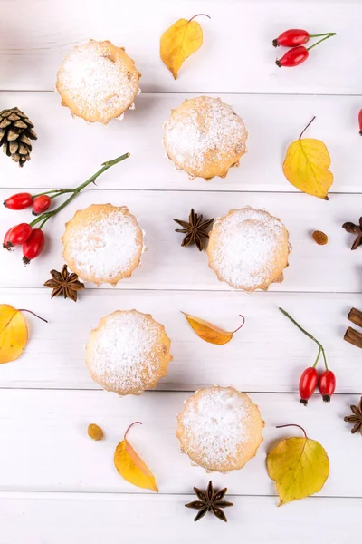 Flat Lay Estilo Outono Deliciosos Cupcakes Com Paus Canela Estrelas — Fotografia de Stock