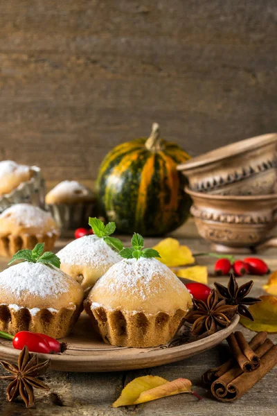 Outono Ainda Vida Cupcakes Caseiros Com Açúcar Com Paus Canela — Fotografia de Stock
