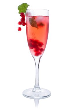 Kırmızı içecek veya kokteyl bir bardak şampanya beyaz kırmızı kuş üzümü ile izole için