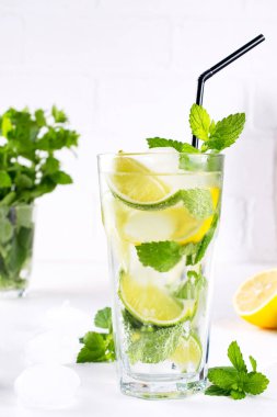 Gelenek yaz içki mojito limon ve nane beyaz masada
