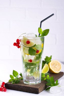 Çeşitli berry limonata veya mojito kokteyller, taze buzlu limon kireç, frenk üzümü suyu infüzyon, yaz sağlıklı detoks içecekler açık renkli 