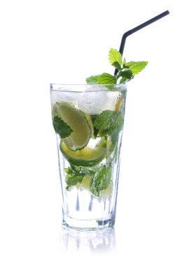 Kireç ve üzerinde beyaz izole nane ile gelenek yaz içki Mojito cam canlandırıcı 