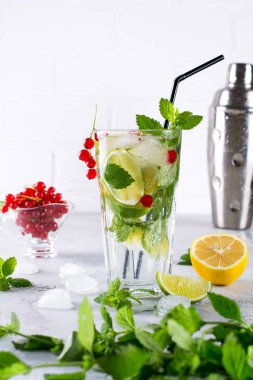 Soğuk yaz ev yapımı meyve ve çilek limonata. Mojito, limonata veya cam sangria. 