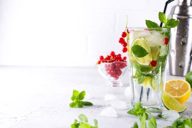 Soğuk yaz ev yapımı meyve ve çilek limonata. Mojito, limonata veya sangria cam. Kopya alanı