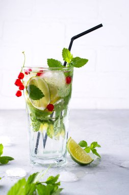 Soğuk yaz içeceği, Sangria, limonata veya Mojito taze kırmızı kuş üzümü limon, limon nane yaprakları malzemelerle.