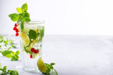 Soğuk yaz ev yapımı meyve ve çilek limonata. Mojito, limonata veya cam sangria. 