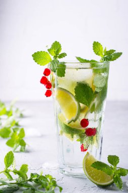 Soğuk yaz ev yapımı meyve ve çilek limonata. Mojito, limonata veya cam sangria. 