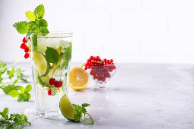Soğuk yaz ev yapımı meyve ve çilek limonata. Mojito, limonata veya cam sangria. 