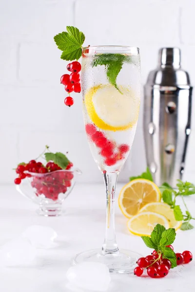 Frische Limonade Mit Zitrone Und Roter Johannisbeere Auf Weißem Hintergrund — Stockfoto