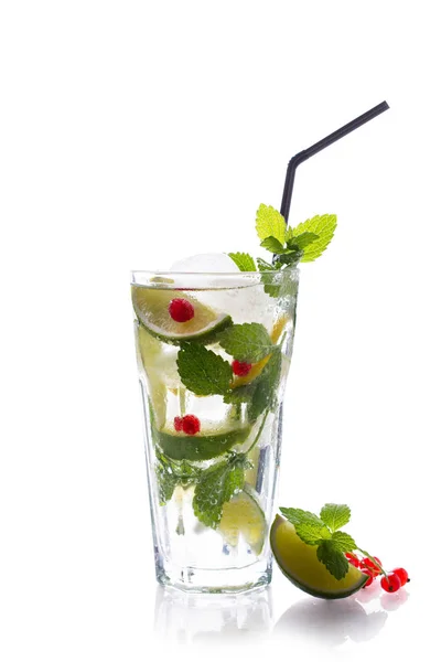 Refreshing Glass Tradition Summer Drink Mojito Lime Mint Red Currant — Stock Photo, Image