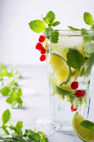 Soğuk yaz ev yapımı meyve ve çilek limonata. Mojito, limonata veya cam sangria. 