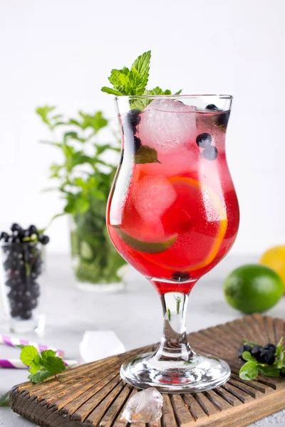 Frischer Sommermojito Cocktail Aus Blaubeeren Blaubeerlimonade Oder Sangria Auf Weiß — Stockfoto