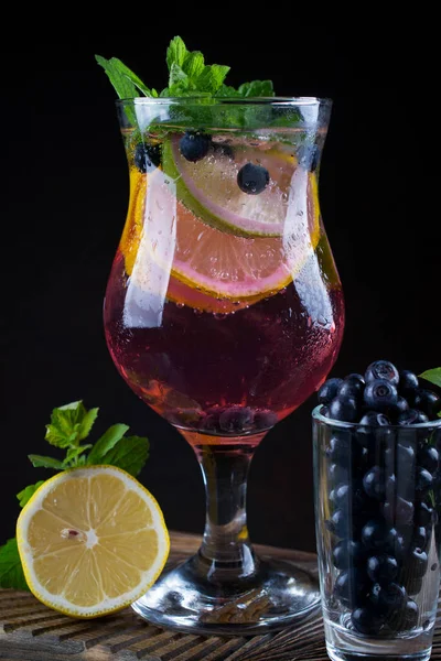 Frischer Sommermojito Cocktail Aus Blaubeeren Blaubeerlimonade Oder Sangria Auf Dunklem — Stockfoto