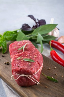 Kesme tahtası üzerinde yemek pişirmek için malzemelerle çiğ Dana biftek . 