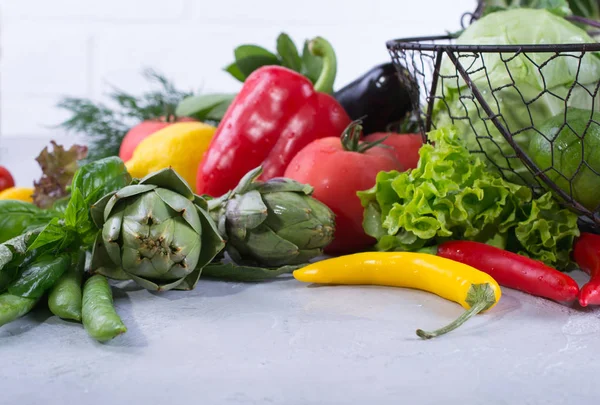 健康食品の背景 健康食品の概念は 灰色で新鮮野菜コンクリート背景 — ストック写真