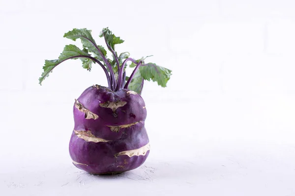 Świeżych Surowców Organicznych Purple Kalarepa Białym Tle — Zdjęcie stockowe