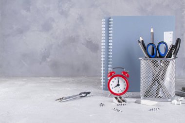 Kavramı ofis veya eğitim veya gri beton zemin üzerine okula geri