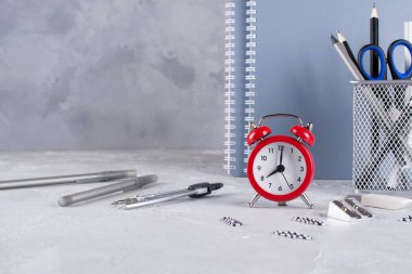 Okula dönüş. Öğeleri bir gri beton tabloda Okulu, kırmızı alarm Clock