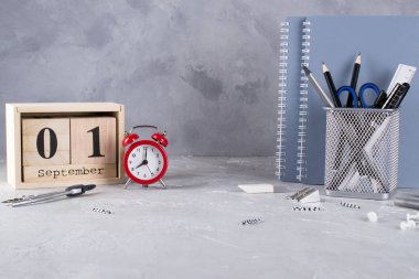 Okul hazırlıkları iş ofis eğitim kavramı. Ürün yelpazesine malzemeleri, boya kalemi, kalem, defter, çalar saat, takvim bir tablo. Kopya alanı ile 