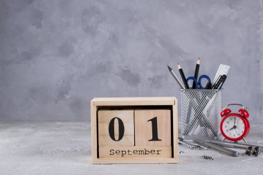 Okul hazırlıkları iş ofis eğitim kavramı. Ürün yelpazesine malzemeleri, boya kalemi, kalem, defter, çalar saat, takvim bir tablo. Kopya alanı ile 