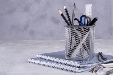 Minimalist okul veya office çalışma alanı ile beton zemin üzerine gri ileti örneği. Eğitim kavramı. 