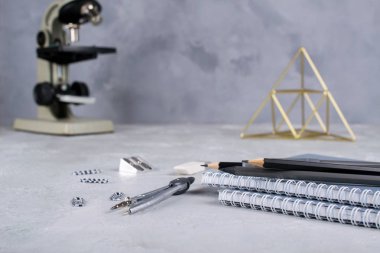 Minimalist okul veya office çalışma alanı ile beton zemin üzerine gri ileti örneği. Eğitim kavramı. Okula dönüş. Seçici odak