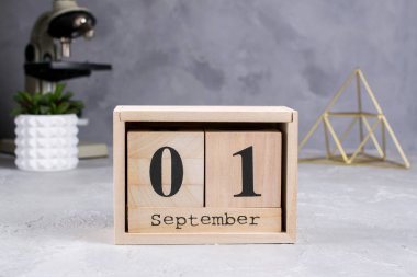 Okula dönüş. Grup okul malzemeleri, mikroskop ve ahşap takvim tarihi 1 Eylül ile. Eğitim kavramı